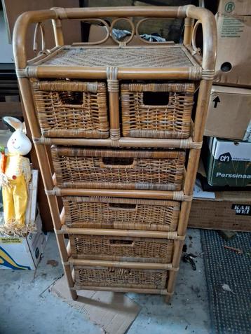Rotan kast met lades beschikbaar voor biedingen