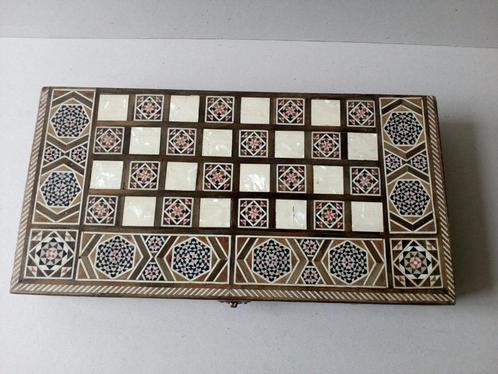 Oude Back Gammon/Tric trac kist.Parelmoer/hout mozaiek, Hobby en Vrije tijd, Gezelschapsspellen | Bordspellen, Zo goed als nieuw