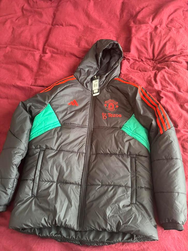 Winterjas adidas manchester united bnwt L, Kleding | Heren, Jassen | Winter, Zo goed als nieuw, Rood, Ophalen of Verzenden