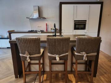 Fraaie hoogglans gelakte keuken met vrijstaand spoeleiland beschikbaar voor biedingen