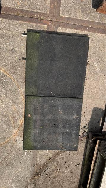 Rubber tegels 50x50x5 beschikbaar voor biedingen