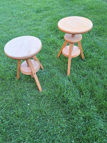 Set van twee verstelbare houten krukjes beschikbaar voor biedingen