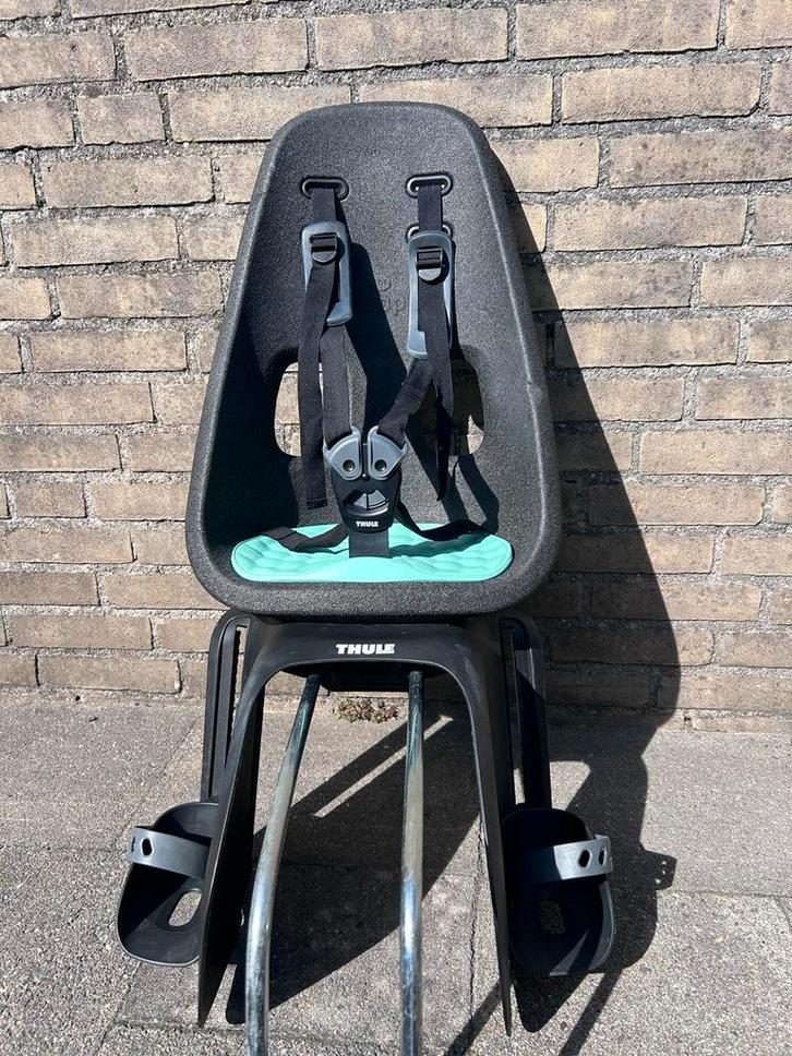 Thule Yepp Maxi Achterzitje + bevestiging, Fietsen en Brommers, Fietsaccessoires | Fietsstoeltjes, Gebruikt, Achterzitje, Voetsteuntjes