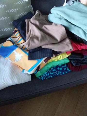 4 zakken kleding  M.L beschikbaar voor biedingen