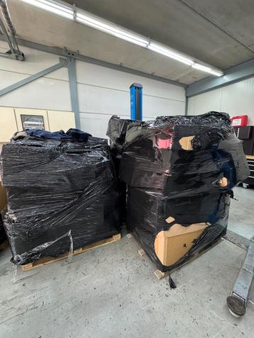 Partij spullen kledingwinkel  beschikbaar voor biedingen