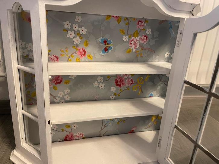 Vintage Vitrinekastje met Bloemenachtergrond, Huis en Inrichting, Kasten | Vitrinekasten, Gebruikt, Minder dan 100 cm, Minder dan 50 cm