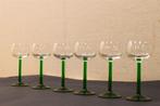 6 delig Wijnglazen met groene voet 45709, Huis en Inrichting, Keuken | Servies, Ophalen of Verzenden, Gebruikt, Glas, Overige stijlen