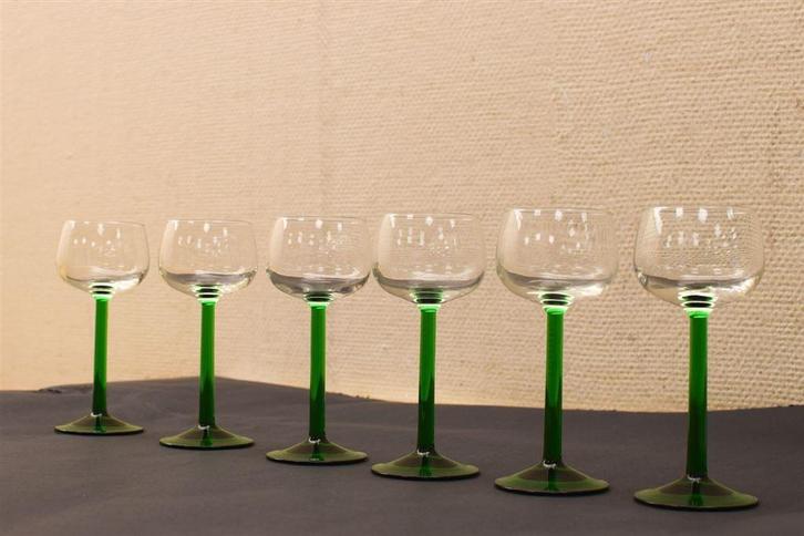 6 delig Wijnglazen met groene voet 45709, Huis en Inrichting, Keuken | Servies, Gebruikt, Overige stijlen, Glas, Ophalen of Verzenden