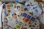 RN-01 : Ruim 2kg zware doos zegels wereld op papier., Verzenden, Buitenland