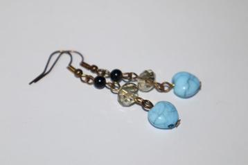 Oorbellen met facetkralen en blauwe gemarmerde hartjes beschikbaar voor biedingen