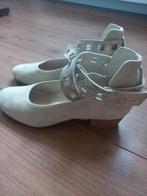 Poccopazza Maat 37 kleur taupe met hakje, Kleding | Dames, Schoenen, Pumps, Beige, Poccopazza, Ophalen of Verzenden