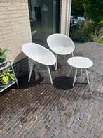 Leuk wit tuinsetje. 2 kuipstoelen en tafeltje., Tuin en Terras, Kunststof, Gebruikt, Bijzettafel, Tuinset