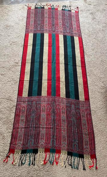 Grote Mooie Nieuwe Sjaal. beschikbaar voor biedingen