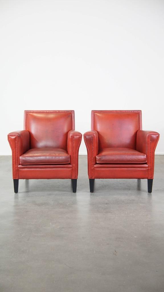 Set van 2 schapenleren, roodgekleurde design armchairs, Huis en Inrichting, Fauteuils, Gebruikt, Leer, 75 tot 100 cm, 75 tot 100 cm