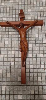 Handgesneden houten Jezus Christus hangend aan het kruis., Gebruikt, Ophalen of Verzenden, Christendom | Katholiek, Beeld(je)