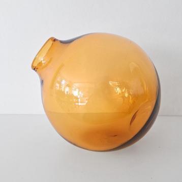 vintage kantelbare vaas in amber glas  beschikbaar voor biedingen
