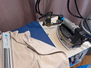 Industriële strijktafel met stoomstrijkijzer beschikbaar voor biedingen