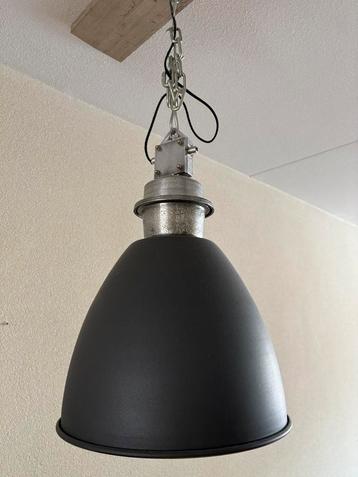 2 Industriële hanglampen beschikbaar voor biedingen