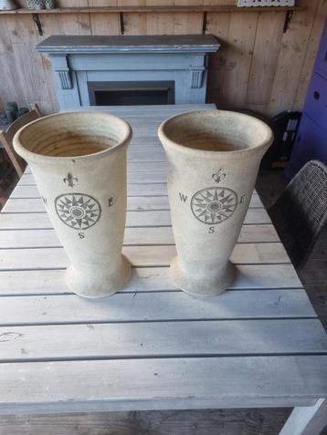 2 hoge bloempotten steen beschikbaar voor biedingen