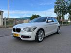 BMW 1-serie 118i Business+ Sport Pano/Stoelverwarming/Xenon/, Achterwielaandrijving, Gebruikt, Zwart, 4 cilinders