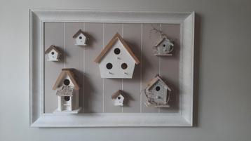 Wand decoratie met vogelhuisjes.  beschikbaar voor biedingen