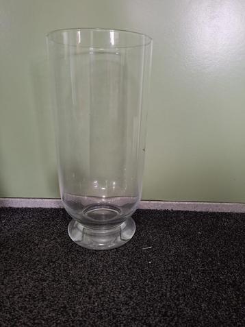 Grote glazen vaas beschikbaar voor biedingen