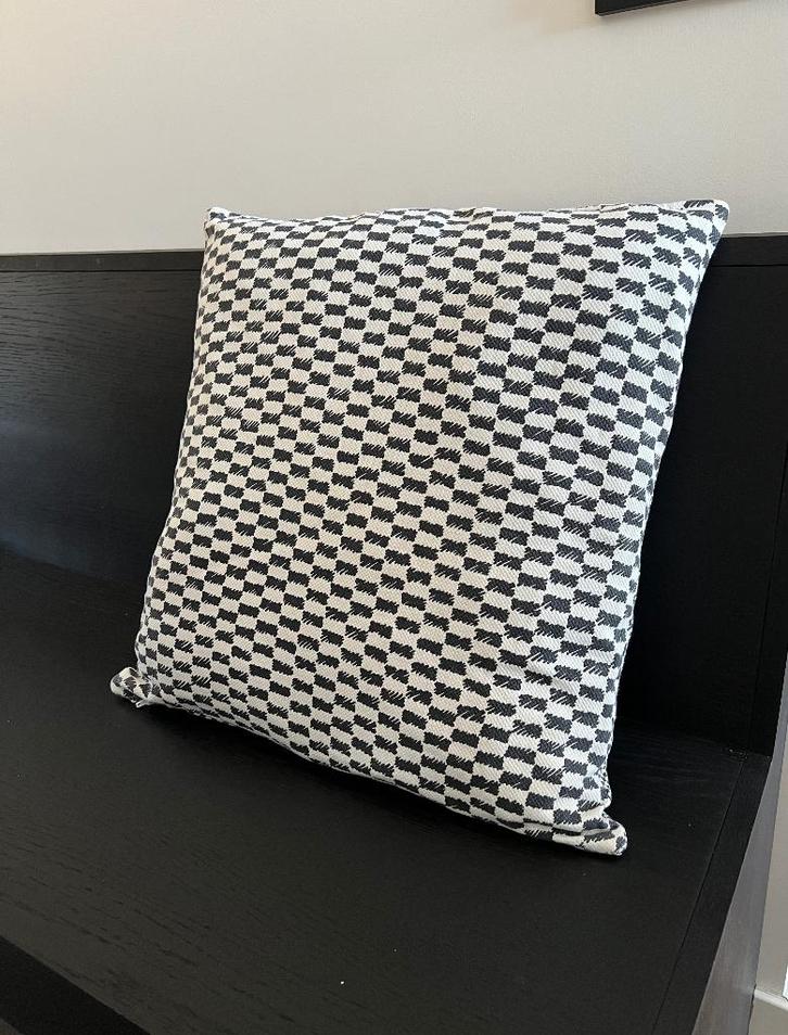 Nieuw zwart wit Ikea Hay Ypperlig kussen hoes 50x50cm square, Huis en Inrichting, Woonaccessoires | Kussens, Nieuw, Wit, Vierkant