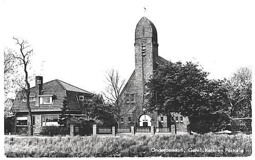 804576	Onderdendam	Groningen	Geref kerk	Pastorie	Nette oude, Verzamelen, Ansichtkaarten | Nederland, Ongelopen, Groningen, Ophalen of Verzenden