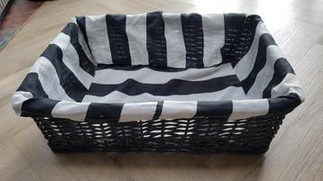 Zwart pitrieten mand, met zwart witte stof  Pitrieten mand  beschikbaar voor biedingen