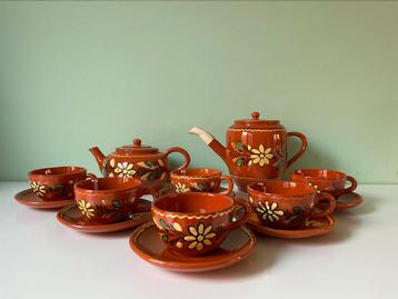 Servies thee/ koffie hongaars rood aardewerk 