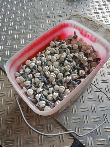 Ruim 6 kg zelfborende schroeven  beschikbaar voor biedingen