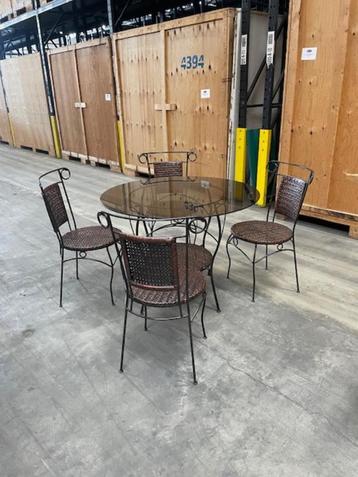 tafel met vier stoelen beschikbaar voor biedingen