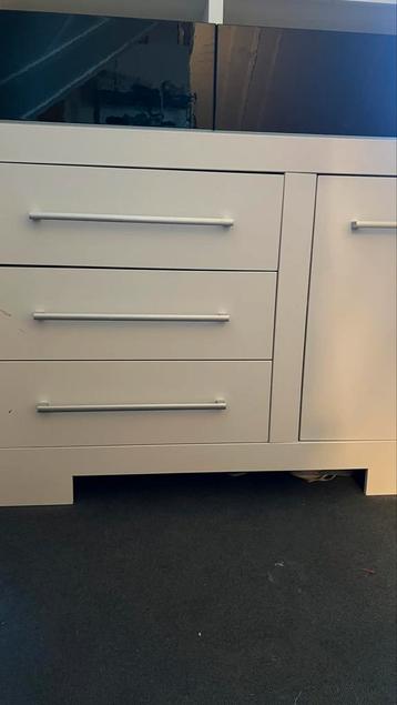 Witte commode beschikbaar voor biedingen