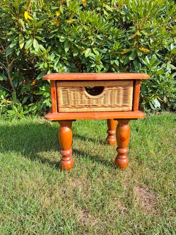 Grenen kastje / grenen ladekast / bijzet tafel beschikbaar voor biedingen