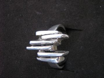 Moderne zilveren ring met ongelijke dwarsstrepen. beschikbaar voor biedingen