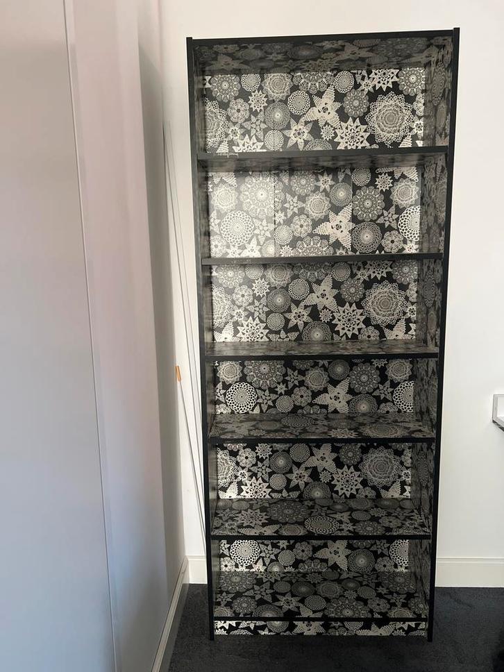 Billy IKEA zwarte gebloemde boekenkast, Huis en Inrichting, Kasten | Boekenkasten, Gebruikt, 50 tot 100 cm, 200 cm of meer, 25 tot 50 cm