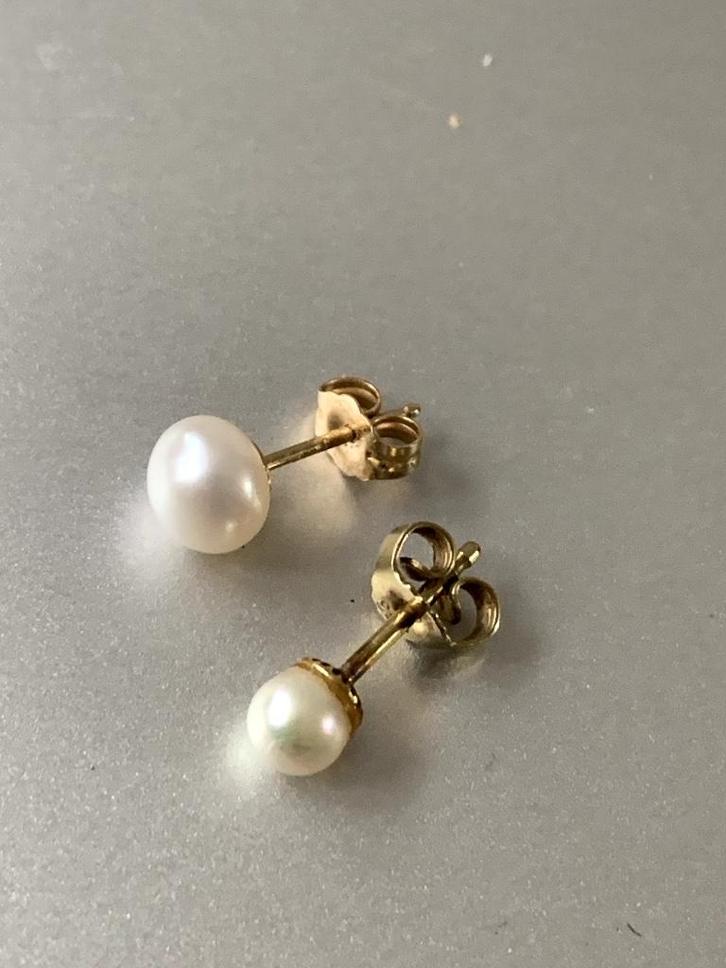 Een ongelijk paar parel oorbellen, oorstekers 8 + 14 kt goud, Sieraden, Tassen en Uiterlijk, Oorbellen, Zo goed als nieuw, Knopjes of Stekers
