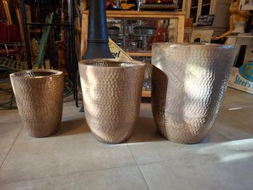 Nieuw grote metalen gemoffelde potten in 3 maten 4 kleuren. beschikbaar voor biedingen