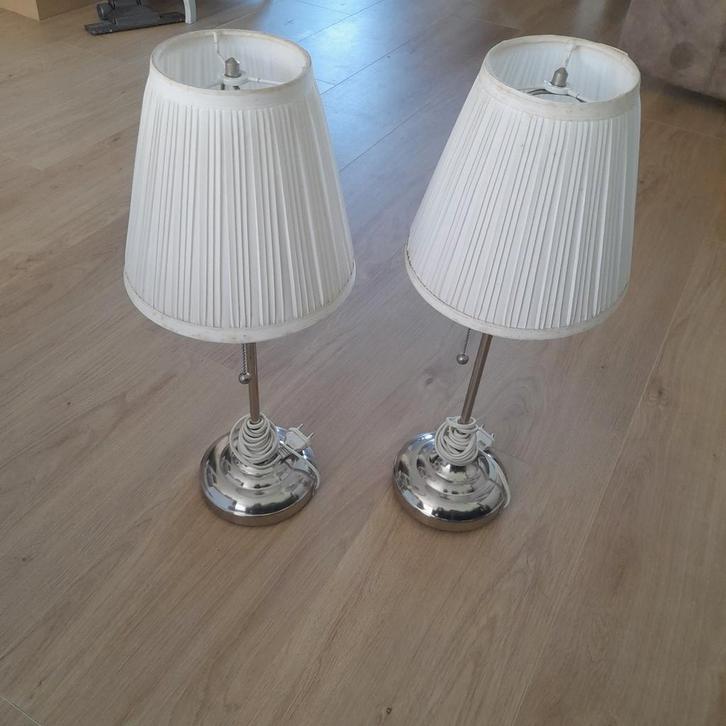 2 schermlampjes met wit plise kapjes, Huis en Inrichting, Lampen | Tafellampen, Gebruikt, Minder dan 50 cm, Ophalen of Verzenden
