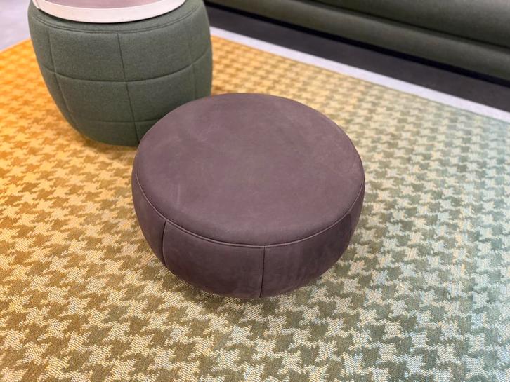 Nieuw Design on Stock Barrell Poef Cabo leer Marron Hocker, Huis en Inrichting, Banken | Voetenbanken en Poefen, Nieuw, Rond, Leer
