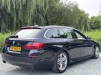 BMW 5 Serie Touring 520IA M-SPORT EXECUTIVE NAVI/LED/PDC/M-P, Gebruikt, 4 cilinders, 2000 kg, Zwart