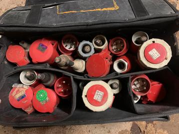 Verschillende grote stekkers. beschikbaar voor biedingen