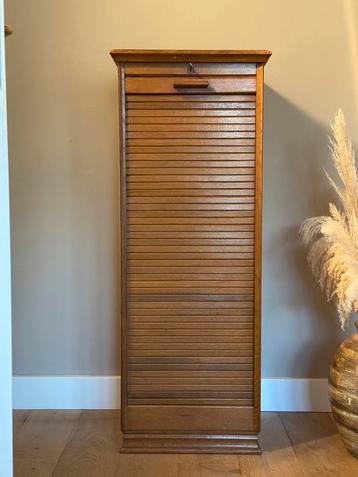 Oude houten archiefkast met rolluik beschikbaar voor biedingen