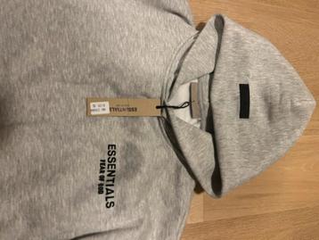 Essentials hoodie beschikbaar voor biedingen