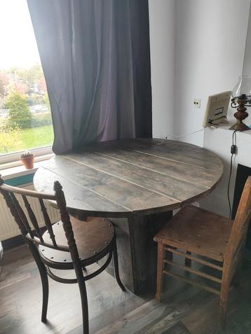 Ronde tafel van stijgerhout beschikbaar voor biedingen