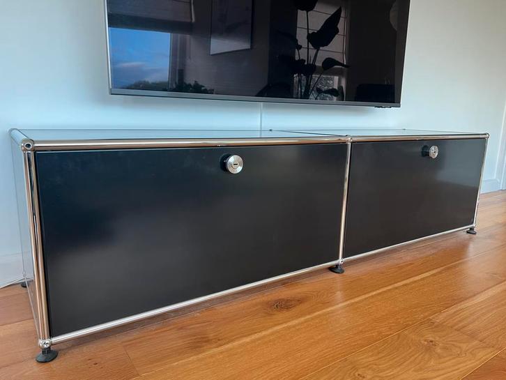 USM Haller dressoir / TV-meubel Zwart 150x35x35, Huis en Inrichting, Kasten | Dressoirs, Zo goed als nieuw, 100 tot 150 cm, 25 tot 50 cm