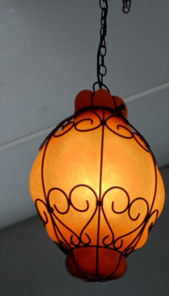 Venetiaanse hanglamp met sierlijk metaal, Huis en Inrichting, Lampen | Hanglampen, Zo goed als nieuw, 50 tot 75 cm, Glas, Metaal