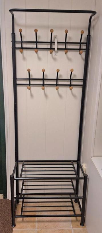 Kapstok met schoenenrek. Zwart metaal met houten knoppen  beschikbaar voor biedingen