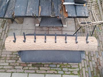 Boomstam kapstok met 8 zwarte rvs haken. beschikbaar voor biedingen