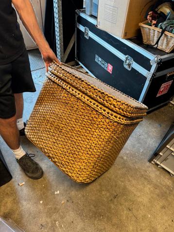 Grote mand beschikbaar voor biedingen